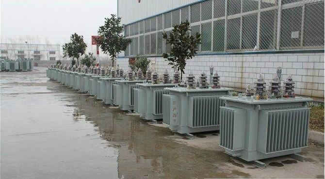 油浸式變壓器的保養如何去做？預防滲漏油：油浸式變壓器在油箱內充滿變壓器油，裝配中依靠緊固件對耐油橡膠元件加壓而密封。